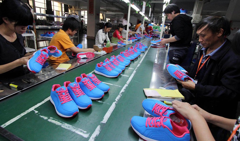 China tenta garantir meta de crescimento em 2013