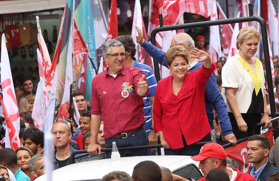 São Paulo 20/09/2014 Ex-Ministro da Saúde Alexandre Padilha , candidato do PT ao Governo do Estado durante carreata com a Presidenta Dilma no Largo 13 de Maio na Zona Sul  . Foto Paulo PInto/Analítica