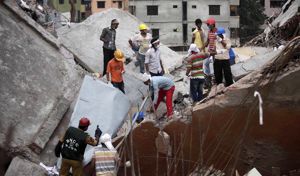 Desabamento: Mortos em Bangladesh passam de 400