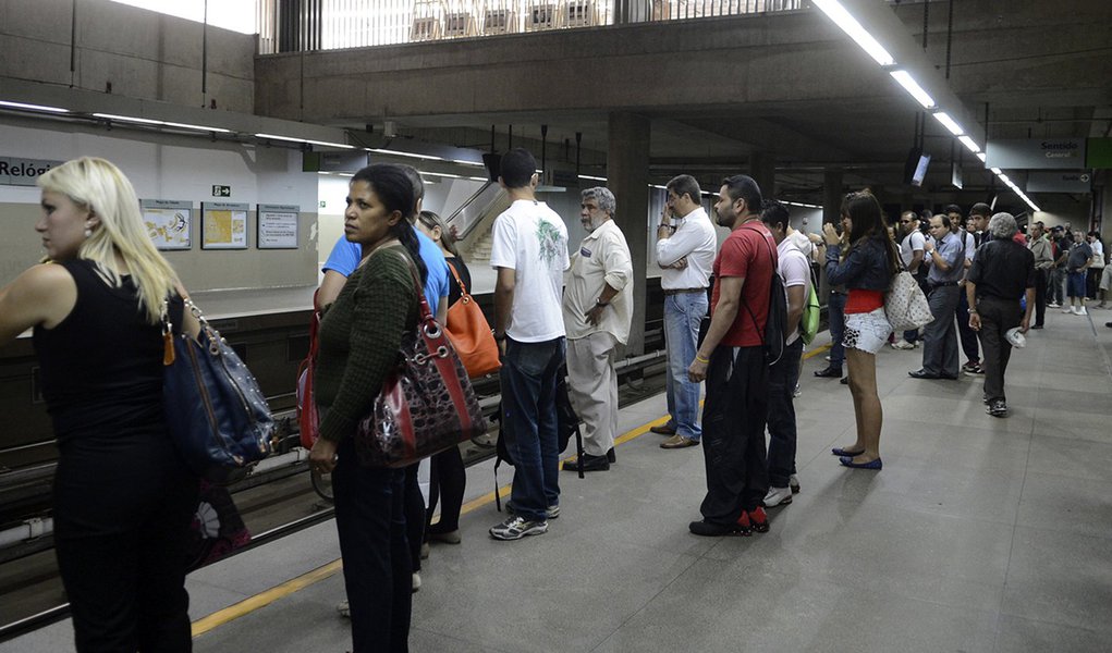 Brasília – Paralisação dos funcionários da Companhia do Metropolitano do Distrito Federal (Metrô-DF) causa transtornos a usuários do transporte