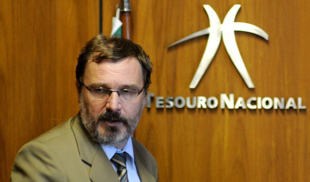 Data: 06/05/2011
Editoria: Financas
Reporter: Luciana Otoni e Ribamar Oliveira
Pauta: Ping com o secretario do Tesouro Nacional
Personagem: Arno Augustin, Secertario do Tesouro Nacional.
Foto: Ruy Baron/Valor                    