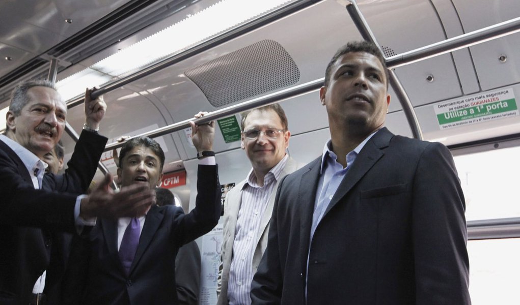 Valcke vai de trem até o Itaquerão e faz elogios