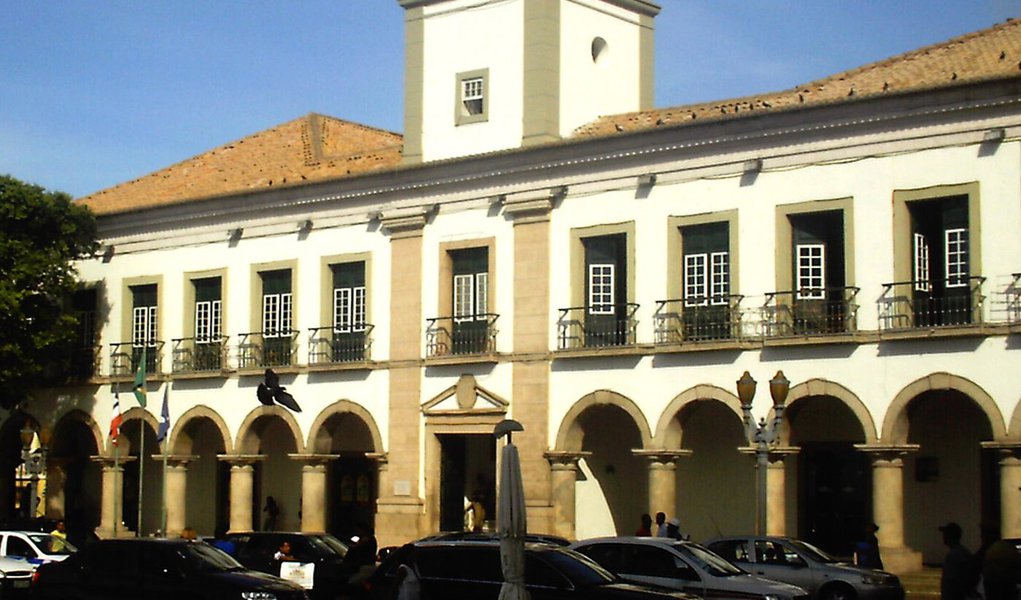 Vereadores aumentam seus salários em 'urgência'