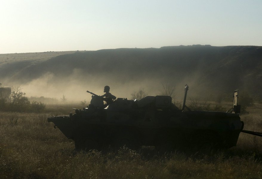 Veículo militar blindado russo perto de Kamensk-Shakhtinsky, na região de Rostov. 15/08/2014  REUTERS/Maxim Shemetov