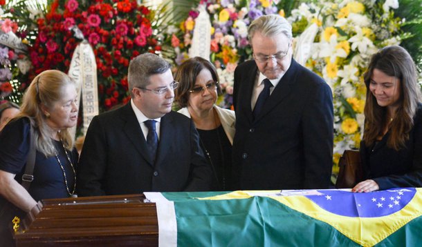 Anastasia e Marcio Lacerda vão ao velório de Niemeyer