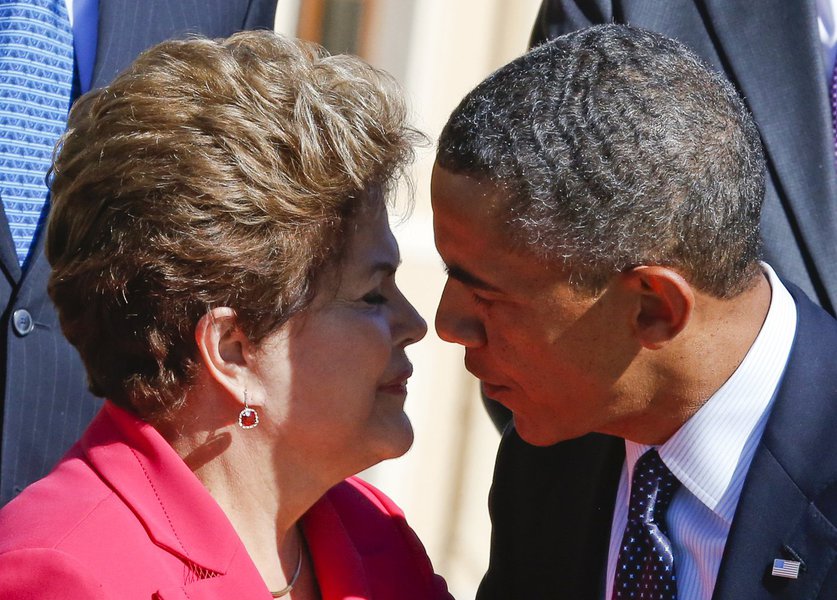 Brazil's President Dilma Rousseff chats with U.S. President Barack Obama as they arrive for the family picture event during the G20 summit in St.Petersburg September 6, 2013.     REUTERS/Grigory Dukor (RUSSIA  - Tags: POLITICS BUSINESS TPX IMAGES OF THE D