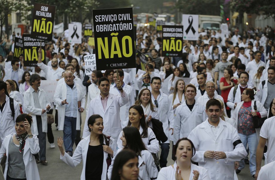 Protesto contra 'Mais Médicos' fecha Av. Paulista