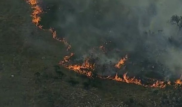 Vento dificulta combate a fogo na Serra do Cipó