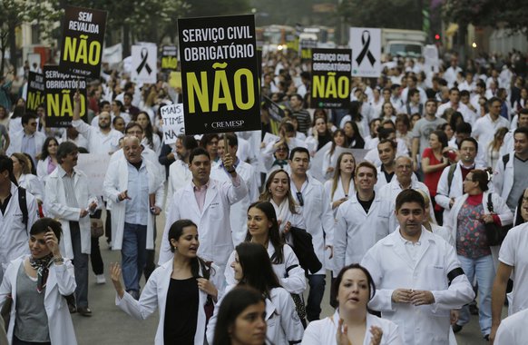 Protesto contra 'Mais Médicos' fecha Av. Paulista