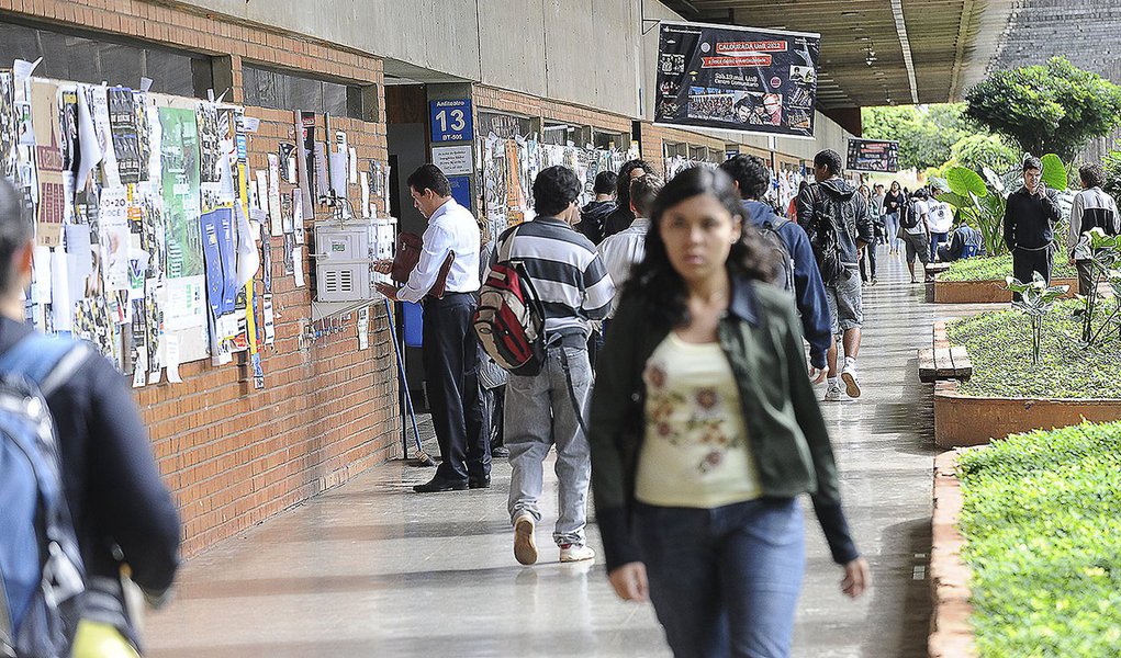 Brasilia - Professores aprovam greve a partir de segunda-feira
Decisão foi tomada em assembleia que reuniu 176 professores nesta sexta-feira, 18 de maio, e segue movimento nacional de paralisação que já conta com a adesão dos docentes de 33 universidades