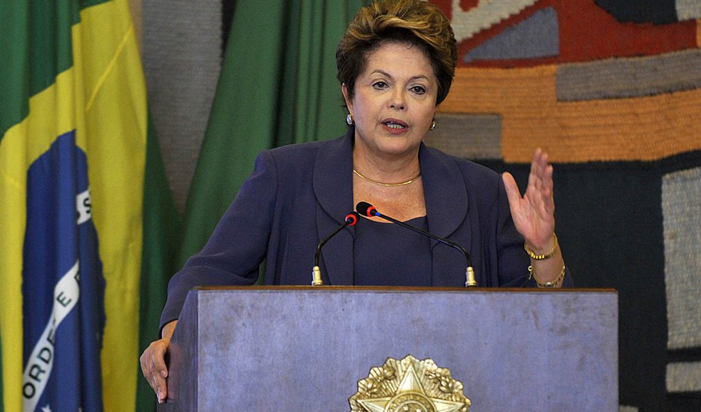 No RS, Dilma discute mobilidade e bate em FHC