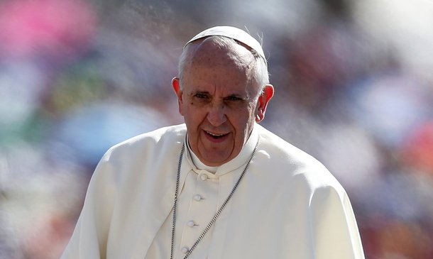 Pope Francis arrives to lead his Wednesday general audience in Saint Peter's square at the Vatican September 4, 2013.  REUTERS/Tony Gentile (VATICAN - Tags: RELIGION)