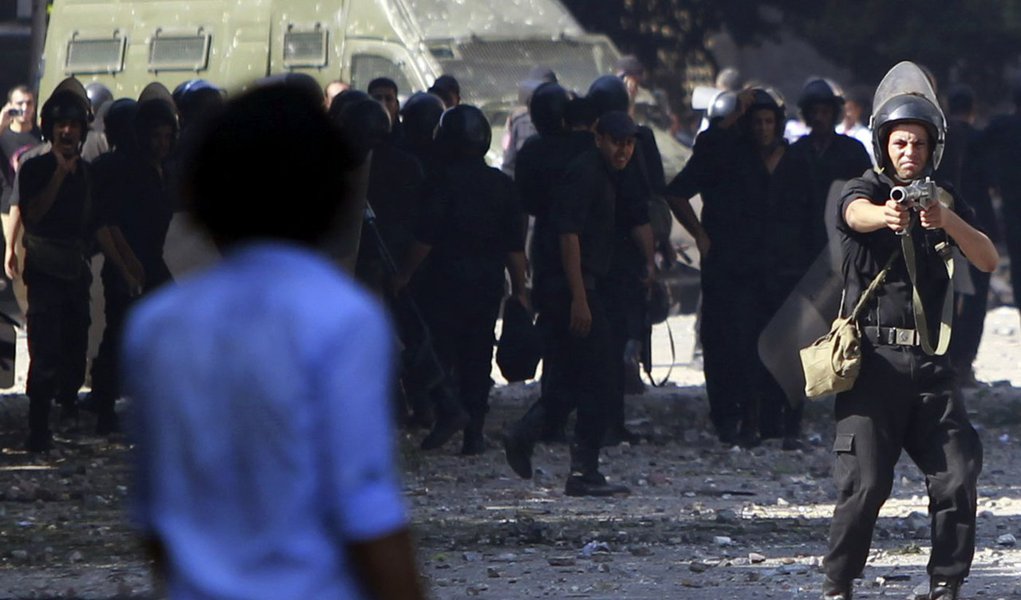 Manifestantes invadem embaixada dos EUA no Iêmen