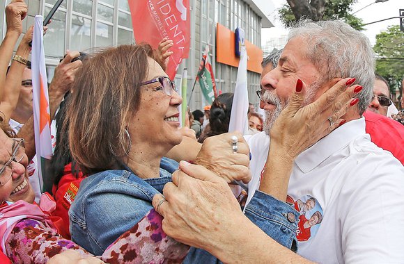 04/10/2014- São Bernardo do Campo- SP, Brasil- O ex -presidente participa de caminhada em São Bernardo do Campo junto com o candidato ao Governo do Estado Alexandre Padilha. Foto: Ricardo Stuckert/ Instituto Lula