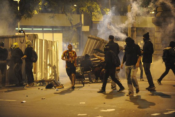 Rio de Janeiro - Passeata de professores grevistas das redes municipal e estadual de educação pelo Dia do Professor desfilou na Avenida Rio Branco. Grupos de mascarados que apoiavam o protesto entraram em confronto com policiais militares na Cinelândia. 
