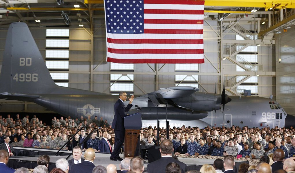 O presidente norte-americano, Barack Obama, discursa na Base Conjunta McGuire-Dix-Lakehurst, em Nova Jersey, nos Estados Unidos, nesta segunda-feira. 15/12/2014 REUTERS/Larry Downing