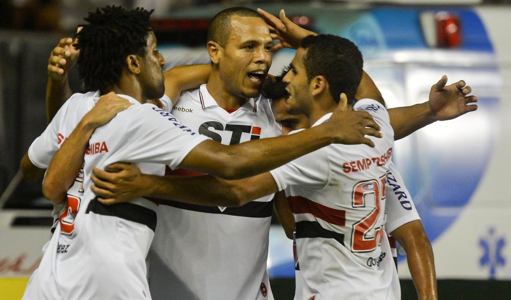 Com Fabuloso em grande fase, São Paulo cola no G-4