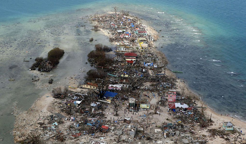 An aerial view of a coastal town, devastated by super Typhoon Haiyan, in Samar province in central Philippines November 11, 2013. Dazed survivors of super Typhoon Haiyan that swept through the central Philippines killing an estimated 10,000 people begged 