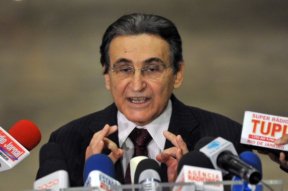 O ministro dos Esportes Orlando Silva, acompanhado do presidente do Pc do B, Renato Rabelo, anuncia sua saída do governo, após as denuncias da ultimas semanas.