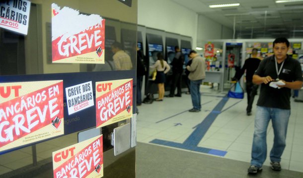 Funcionários da Caixa encerram greve em SP