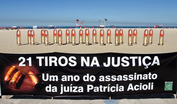 Vinte e um tiros na Justiça