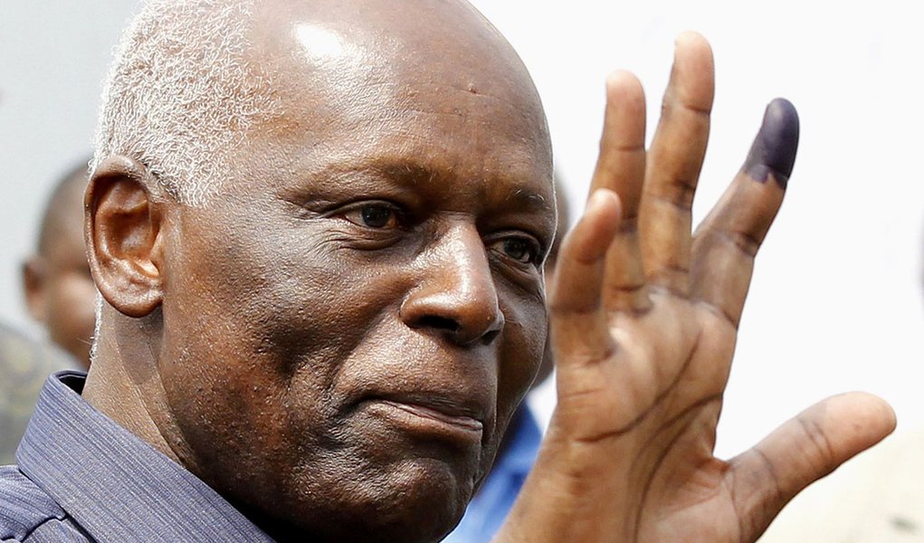 José Eduardo dos Santos é reeleito presidente de Angola