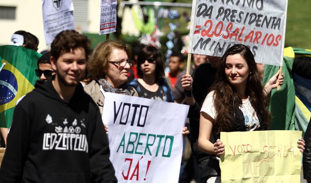 CURITIBA,PR,07.09.2013:DESFILE/7 DE SETEMBRO - Protesto do Desfile Cívico-Militar de 7 de Setembro realizado em Curitiba (PR), neste sábado (7). (Foto: Vagner Rosario/Futura Press/Folhapress)