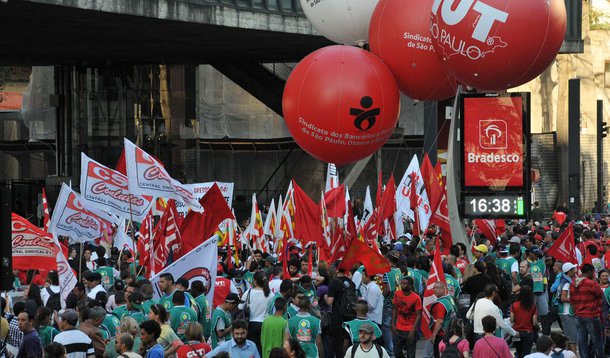 SÃO PAULO,SP,30.08.2013:PROTESTO CENTRAIS SINDICAIS/PAULISTA - Trabalhadores de diversas categorias e seus respectivos sindicatos, além de diversos movimentos sociais, se reúnem no vão livre do MASP, na Avenida Paulista, em São Paulo (SP), para protesto n