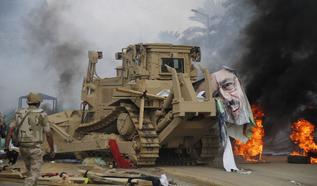 Egito decreta estado de emergência após conflitos