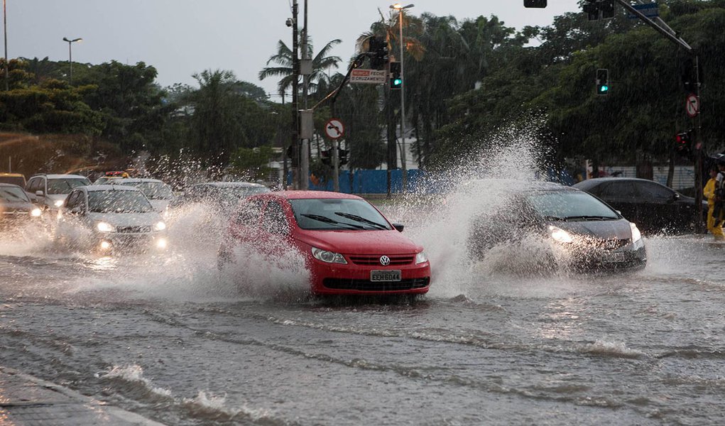 Chuva forte provoca alagamentos por SP
