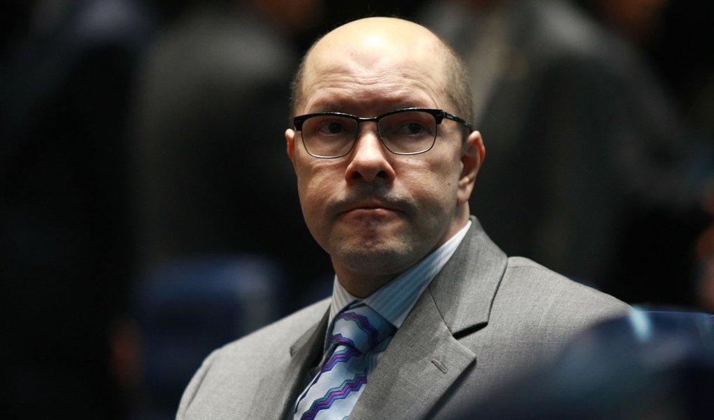 PGR pede anulação de liminar que permite candidatura de Demóstenes Torres