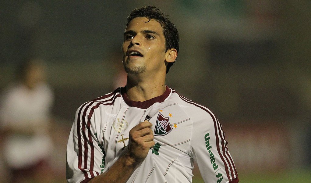 Fluminense bate Portuguesa e segue líder