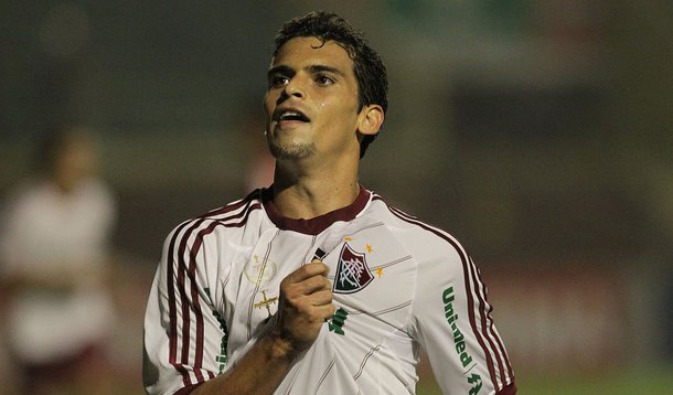 Fluminense bate Portuguesa e segue líder