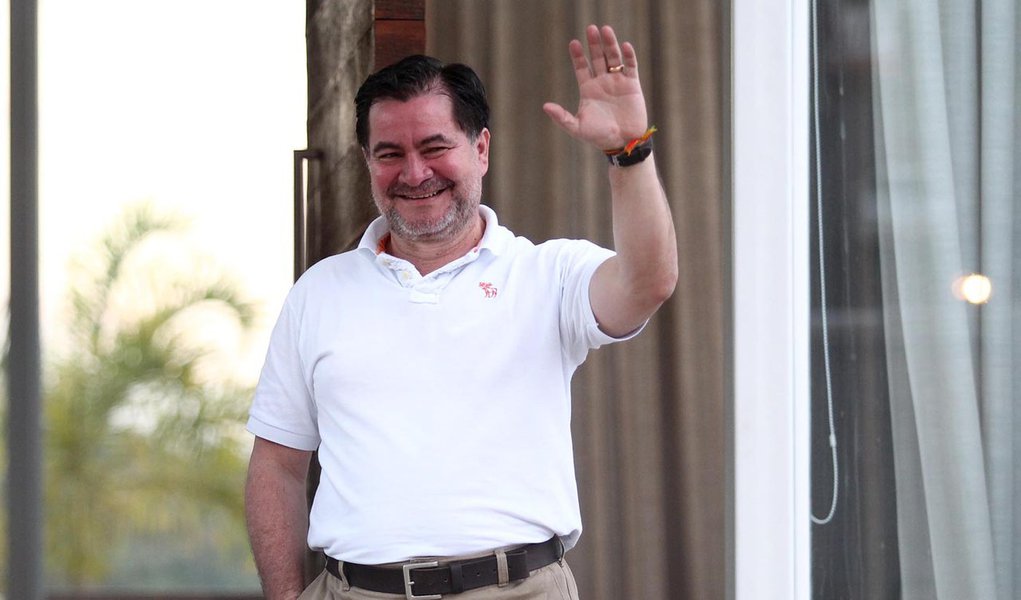 BRASÍLIA, DF, 26.08.2013: SENADOR MOLINA/DF - O senador boliviano Roger Pinto Molina acena na casa do seu advogado, Fernando Tiburcio, no Lago Sul. (Foto: Pedro Ladeira/Folhapress)
