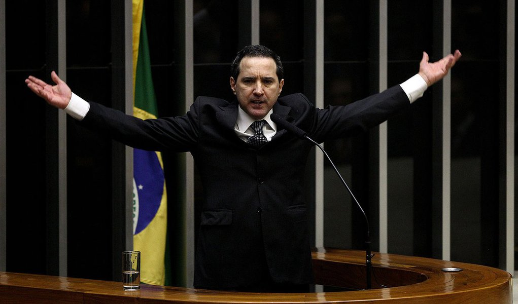 BRASÍLIA, DF - 28.08.2013: CASSAÇÃO/DONADON/DF -  Donadon comparece à Câmara para se defender no plenário - O deputado federal Natan Donadon (ex-PMDB-RO) no plenário da Câmara dos Deputados, que vota nesta noite o pedido de cassação do mandato do parlamen