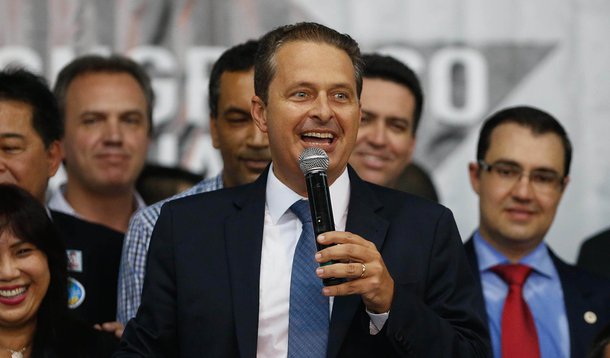Eduardo é recebido em clima de campanha em SP