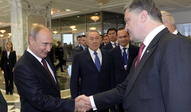 O presidente russo, Vladimir Putin (esquerda), e o presidente ucraniano, Petro Poroshenko, se cumprimentam antes de uma reuniÃ£o bilateral em Minsk, em Belarus, nesta terÃ§a-feira. 26/08/2014 REUTERS/Sergei Bondarenko/PresidÃªncia CazaquistÃ£o/Pool