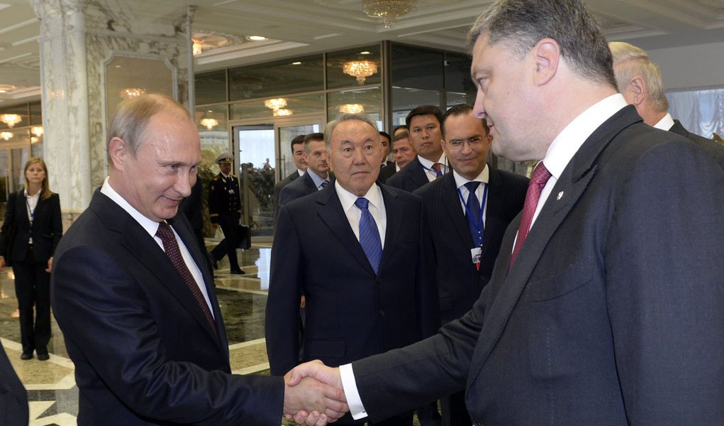 O presidente russo, Vladimir Putin (esquerda), e o presidente ucraniano, Petro Poroshenko, se cumprimentam antes de uma reuniÃ£o bilateral em Minsk, em Belarus, nesta terÃ§a-feira. 26/08/2014 REUTERS/Sergei Bondarenko/PresidÃªncia CazaquistÃ£o/Pool