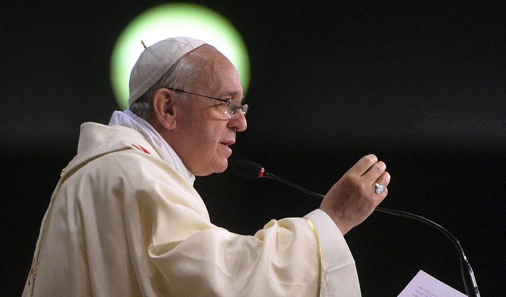 Pope Francis celebrates mass at the Sao Sebastiao Cathedral in Rio de Janeiro, July 27, 2013. Pope Francis urged young people on Friday to change a world where food is discarded while millions go hungry, where racism and violence still affront human digni