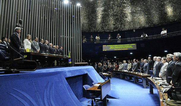 Parcial do plenÃ¡rio do Senado Federal durante sessÃ£o solene para promulgaÃ§Ã£o da Emenda Constitucional 83, que prorroga atÃ© 2073 os benefÃ­cios tributÃ¡rios da Zona Franca de Manaus. 

Mesa (E/D): 
prefeito de Manaus, Arthur VirgÃ­lio; 
relator ge