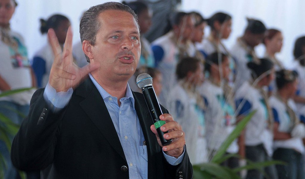 Eduardo rebate críticas e manda recado ao PT
