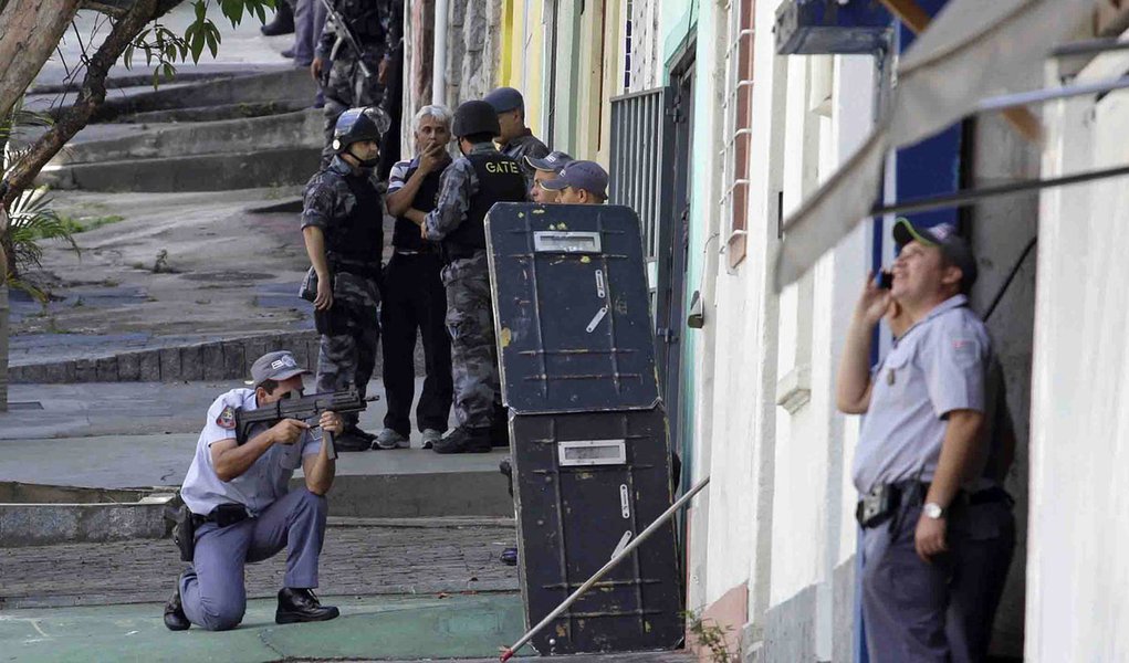 Polícia negocia rendição de homem que baleou 3
