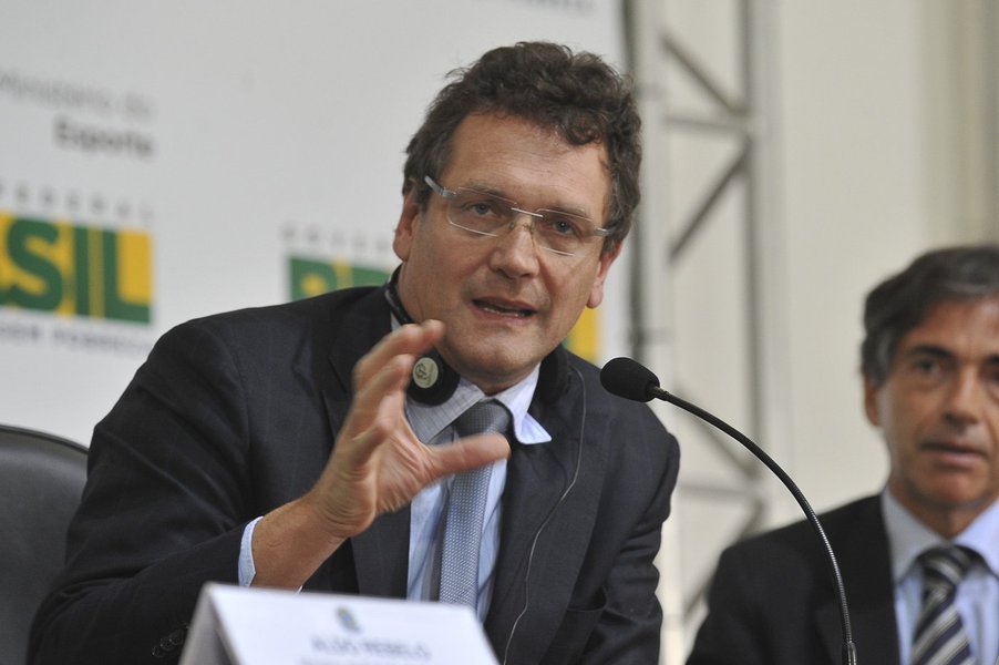 Valcke reitera: estádios prontos até dezembro