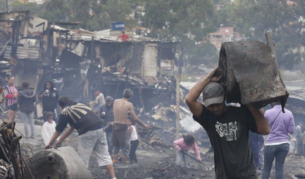 Desabrigados de favela ainda procuram seus pertences