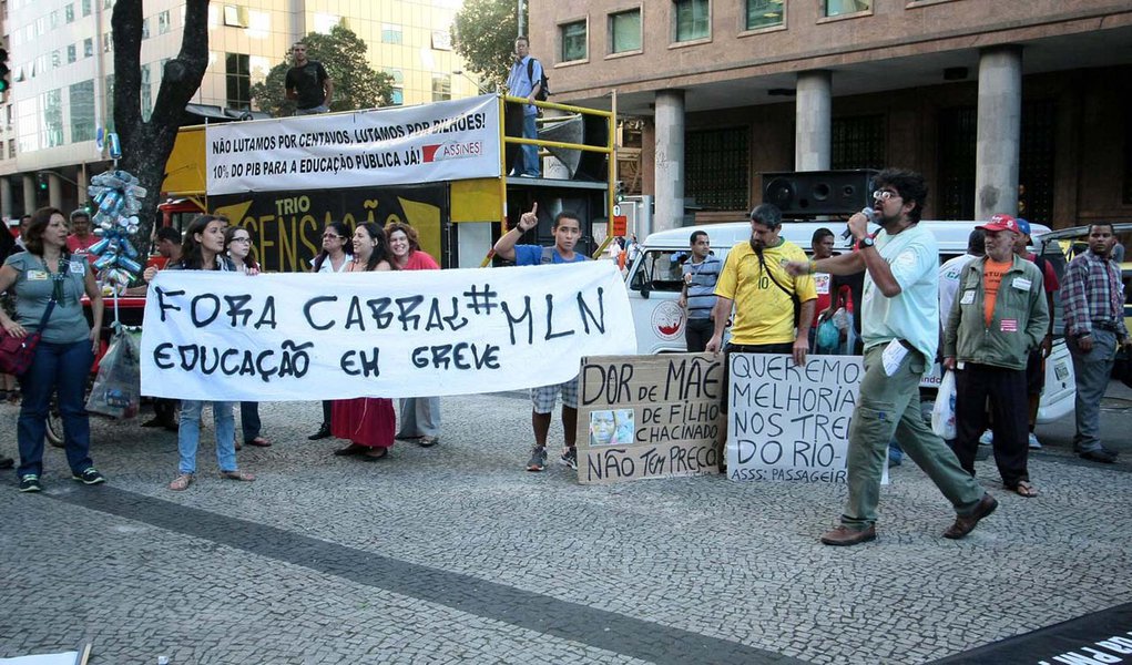 RIO DE JANEIRO,RJ,30.08.2013:PROTESTO PROFISSIONAIS DIVERSAS CATEGORIAS/CANDELÁRIA - Professores, médicos e profissionais de outras categorias fazem protesto no centro do Rio de Janeiro (RJ), nesta sexta-feira (30). Concentração na Candelária. (Foto: Ale 