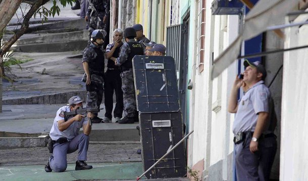 Polícia negocia rendição de homem que baleou 3