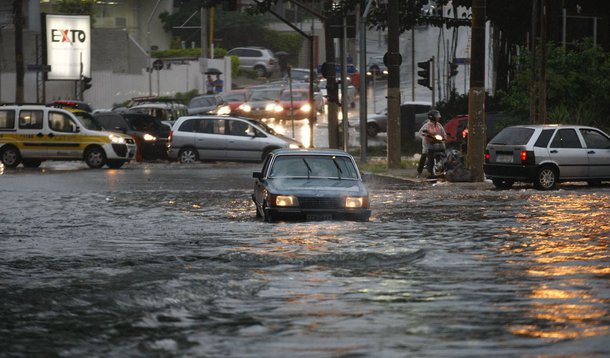 Chuva forte fecha Congonhas e causa alagamentos