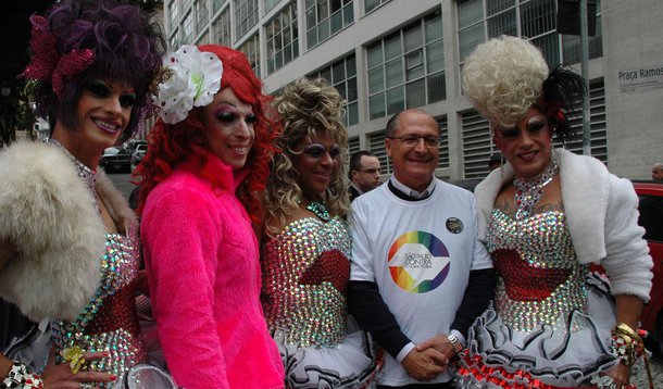 Ao lado de drag Queens, Alckmin promete segurança em Parada Gay