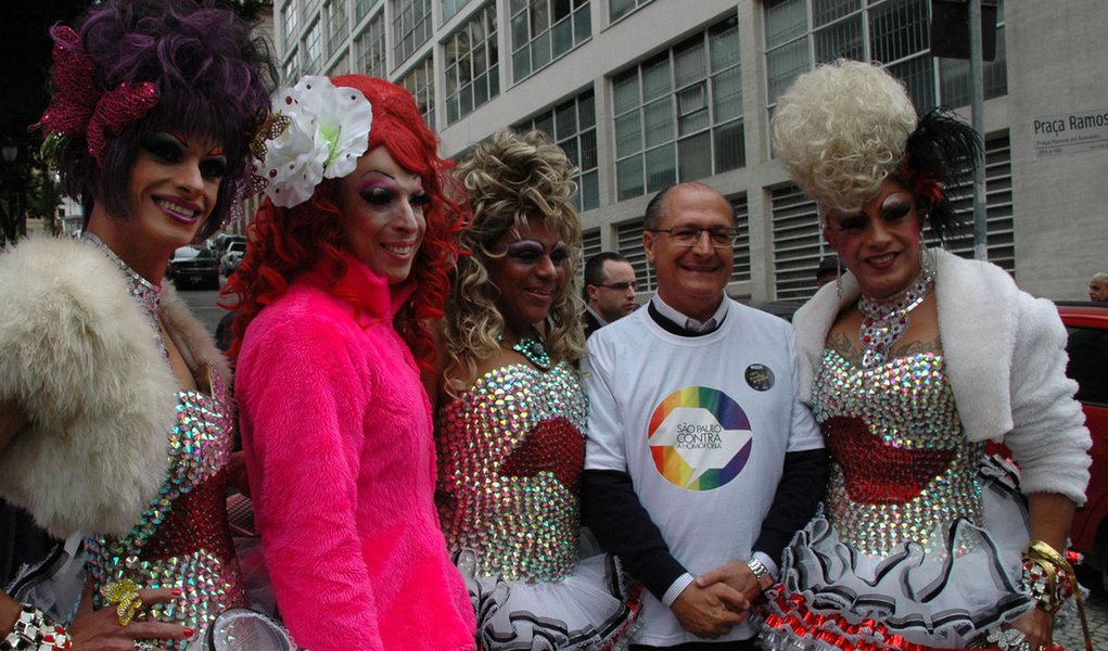 Ao lado de drag Queens, Alckmin promete segurança em Parada Gay