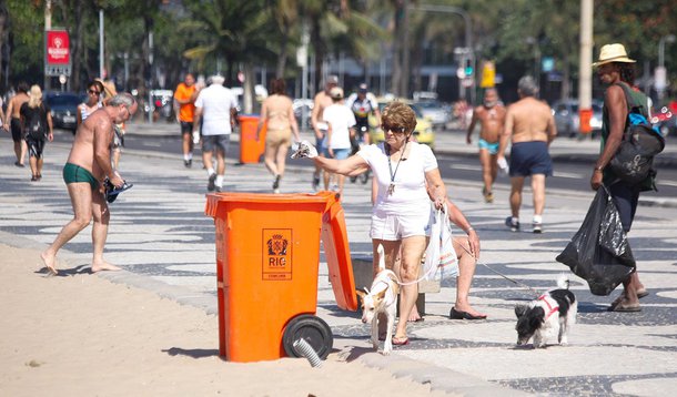 RIO DE JANEIRO,RJ,03.09.2013:LIXO ZERO/COPACABANA - Programa Lixo Zero, que pune quem joga lixo nas ruas do Rio de Janeiro (RJ), começa a vigorar neste terça-feira (3) em Copacabana, na zona sul. O bairro é o segundo a receber o programa da Prefeitura. Fo